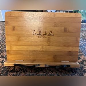 Bookaholic book stand